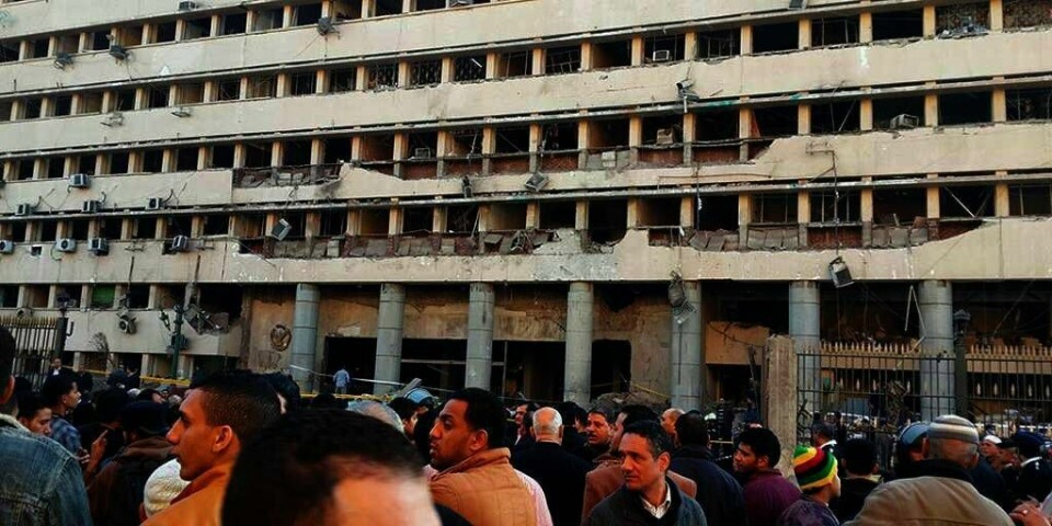 BOMBE:Det har vært tre bombeangrep i Kairo fredag morgen. Minst fire personer ble drept da hoved-politistasjonen (bildet) ble angrepet. Èn av de var en mann som sprengte seg selv i luften.