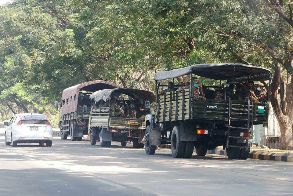 KUPP: Lastebiler med soldater står langs en vei i Naypidaw i Myanmar. Mandag tok militæret makten i landet.