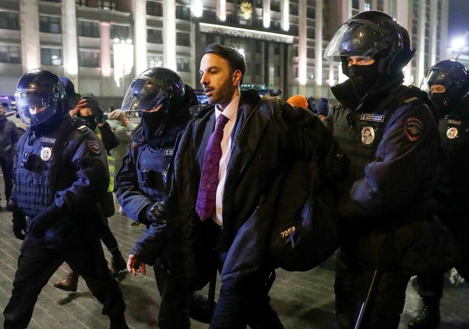 PROTEST: En pågrepet mann fraktes bort av politiet i Moskva tirsdag kveld.