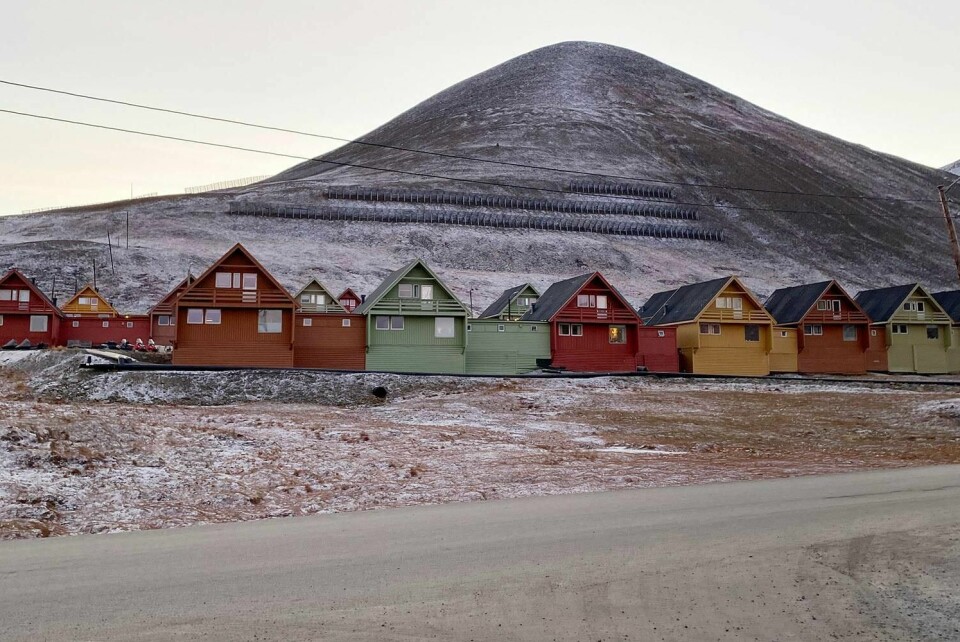 TEST: Korona-smitte vil få store følger på Svalbard. Derfor krever helse-myndighetene nå at folk tester negativt for korona før de reiser dit. Folk må teste seg innen ett døgn før reise.