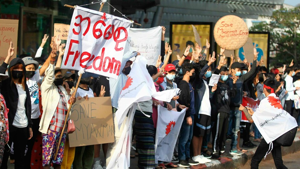 PROTESTERER: Folk samler seg i gatene. De protesterer mot kuppet i Myanmar.