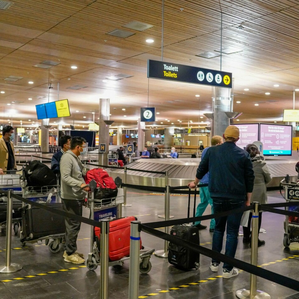 GARDERMOEN: Reisende tester seg for korona på Gardermoen, Oslo lufthavn.