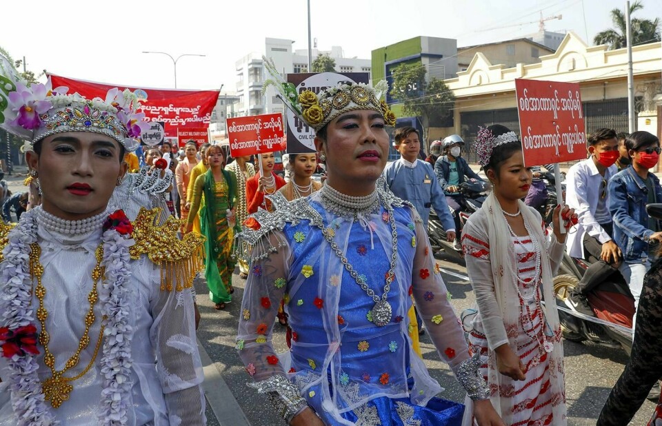PROTEST: Demonstranter fra Myanmars etniske minoriteter marsjerer i Yangon torsdag.
