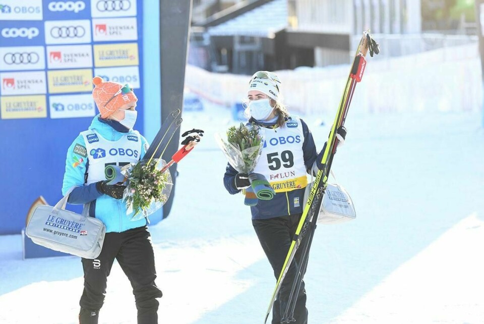 KONKURRENTER: Bildet viser Therese Johaug (til venstre) og Sveriges Ebba Andersson. Bildet er tatt etter 10-kilometeren i Falun i slutten av januar.