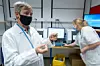Bildet er av laboratorieleder Fredrik Müller og en medarbeider på korona-laboratoriet på Ullevål sykehus. De har på munnbind. I bakgrunnen er det avanserte maskiner for å undersøke prøver.