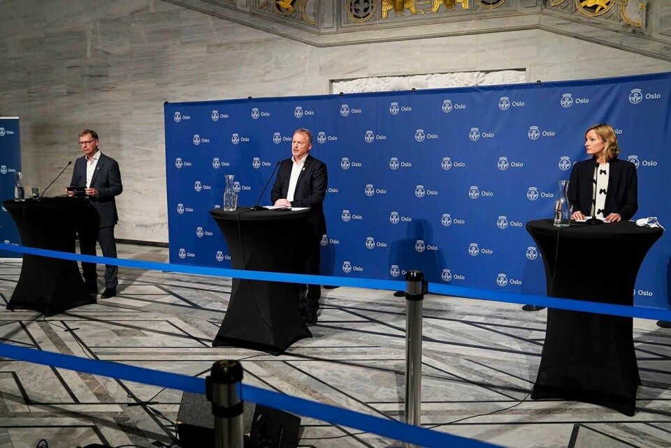 STENGTE: Oslo stenger igjen. Men de trenger også flere vaksiner for å hindre smitten i å spre seg. Helsebyråd Robert Steen, byrådsleder i Oslo, Raymond Johansen og oppvekst- og kunnskapsbyråd Inga Marte Thorkildsen fortalte om nye tiltak søndag.