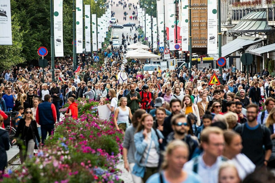 FOLK: Hvert år øker befolkningen i Norge. Men i 2020 økte vi med mange færre enn normalt. Årsaken er blant annet korona-pandemien.