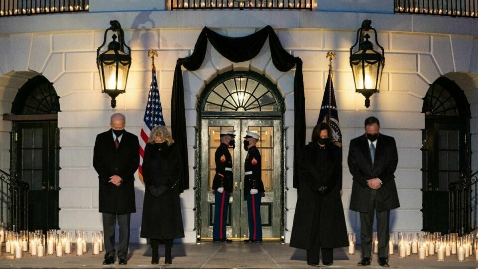 STILLE: USA har mistet over en halv million mennesker i pandemien. Her er president Joe Biden og andre stille i ett minutt.