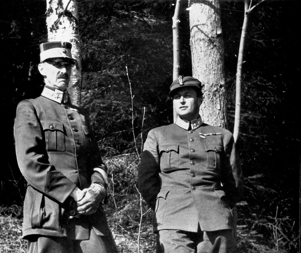BREV: Flere brev fra kong Haakon skal bli publisert 9. april. Mange av de er hittil ukjente. Her er han med kronprins Olav på vei ut av Norge i 1940.