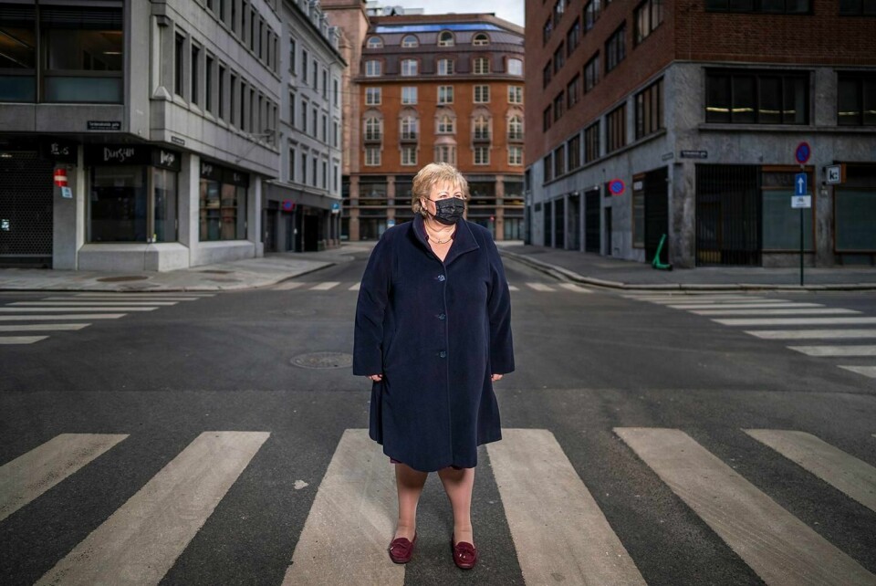 TOMME GATER: Statsminister Erna Solberg går gjennom gatene i Oslo. Der er det tomt. Korona-pandemien gjør at byen fortsatt er stengt ned. Slik Norge var for ett år siden.