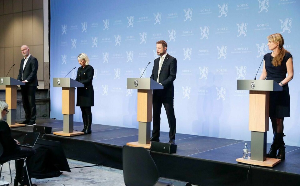 REGLER: Helsedirektør Bjørn Guldvog (til venstre), justis- og beredskapsminister Monica Mæland, helse- og omsorgsminister Bent Høie og FHIs avdelingsdirektør Line Vold . De fortalte om reglene for påsken. Det skjedde under pressekonferanse om koronasituasjonen i forbindelse med påskeferie