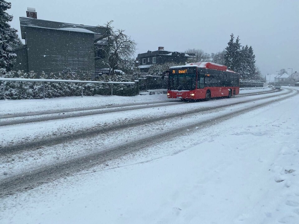 SNØ: Vinteren er tilbake på Østlandet. I Oslo var det kaos på veiene flere steder. Årsaken var mye snø. Politiet ber folk om å kjøre forsiktig.
