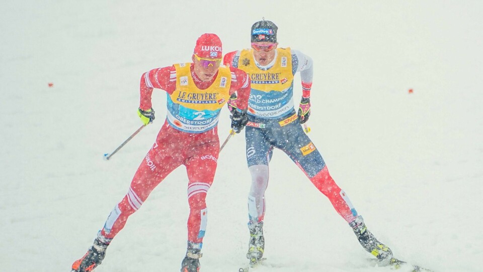 DUELL: Johannes Høsflot Klæbo (bak) gikk sist for Norge. Det var på stafetten i VM fredag. Han måtte kjempe hardt mot Russland.