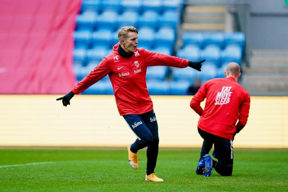KAPTEIN: Martin Ødegaard er ny kaptein på landslaget i fotball. Her er han sammen med Andre Hansen. Begge er med på det nye landslaget.