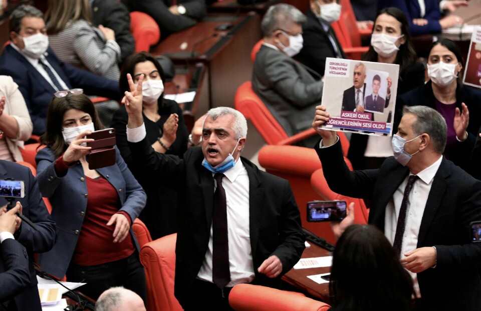 UTE: Ömer Gergerlioglu er ute av nasjonal-forsamlingen i Tyrkia. Han er politiker for partiet HDP. Det kan bli forbudt.