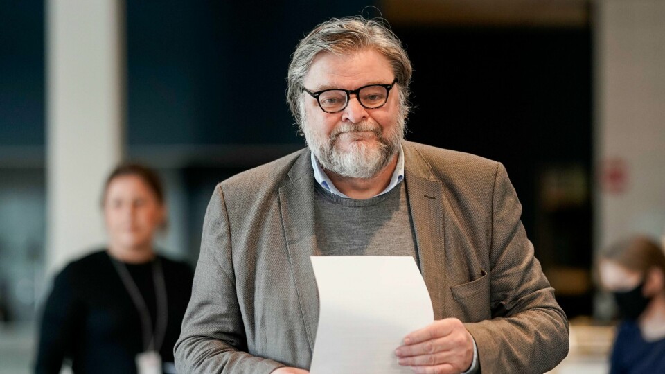 VAKSINE: Steinar Madsen jobber i Statens legemiddel-verk. Han fortalte om et dødsfall mandag. En helse-arbeider er død etter å ha tatt vaksine.