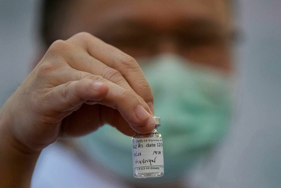 VAKSINE: Kvinnen som døde, fikk vaksinen fra Astrazeneca. Legemiddelverket sjekker saken i Norge. Verdens helseorganisasjon sier at vaksinen fortsatt kan brukes.