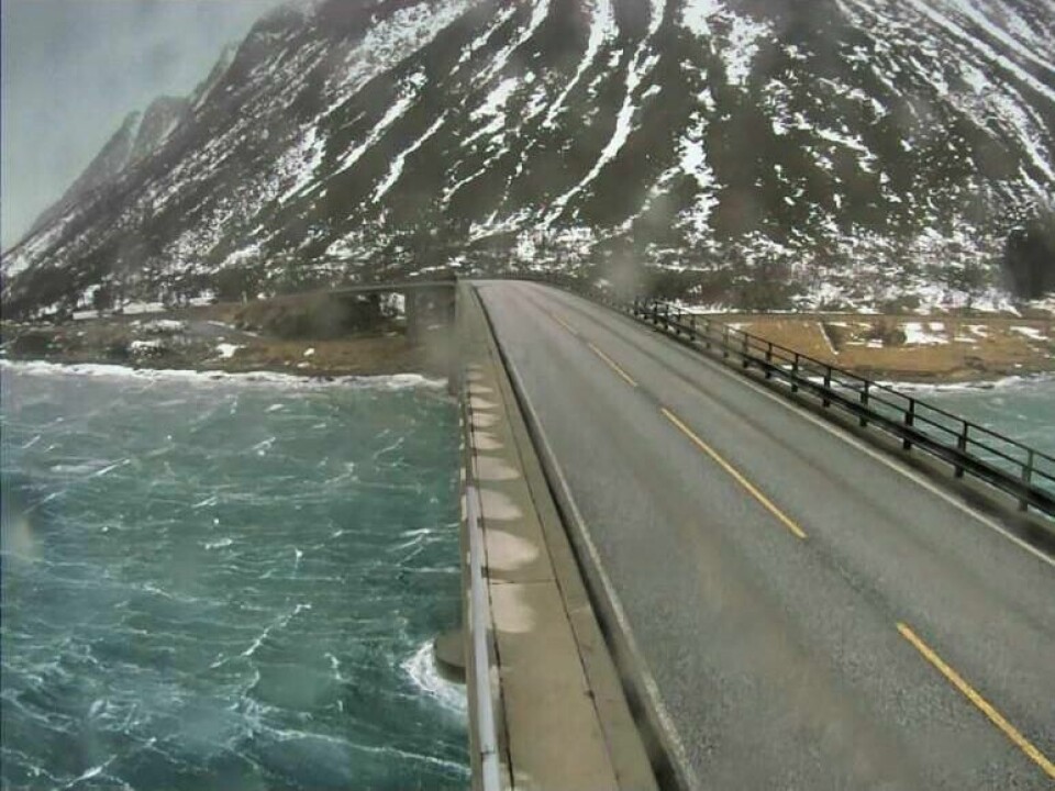 LOFOTEN: Gimsøybrua i Lofoten er stengt på grunn av uvær i Nord-Norge.