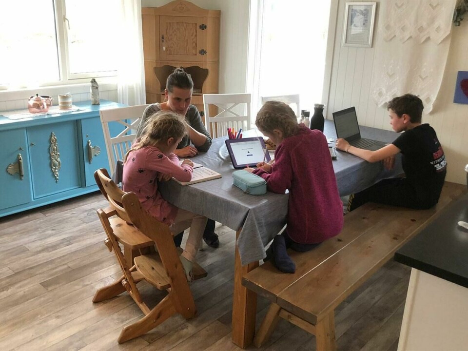 HJEMME-SKOLE: Det er vanskelig å følge opp tre barn, sier Marit Kvinlaug. Fire av fem i familien har dysleksi. Bildet viser Marit Kvinlaug og de tre barna. De sitter rundt et bord og har hjemmeskole. Det er vanskelig å følge opp tre barn, sier Kvinlaug. Fire av fem i familien har dysleksi.