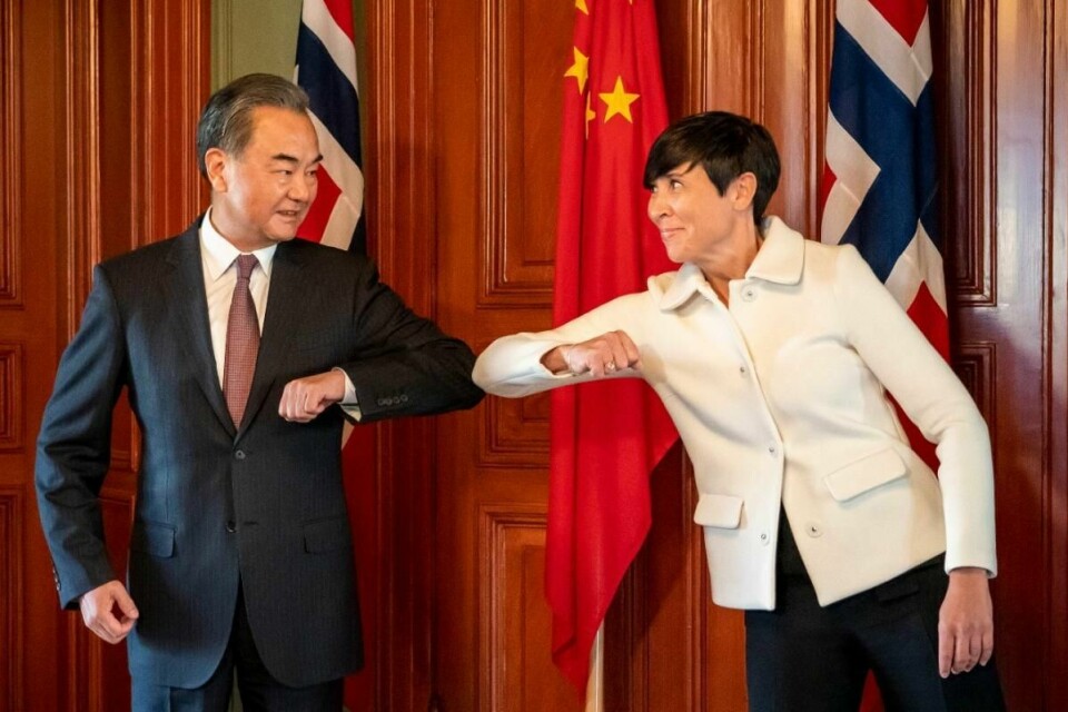 REAGERER: Her er Kinas utenriks-minster Wang Yi og Norges utenriks-minister Ine Eriksen Søreide under et kort besøk i Norge. Nå viser Norge reaksjoner mot Kina.