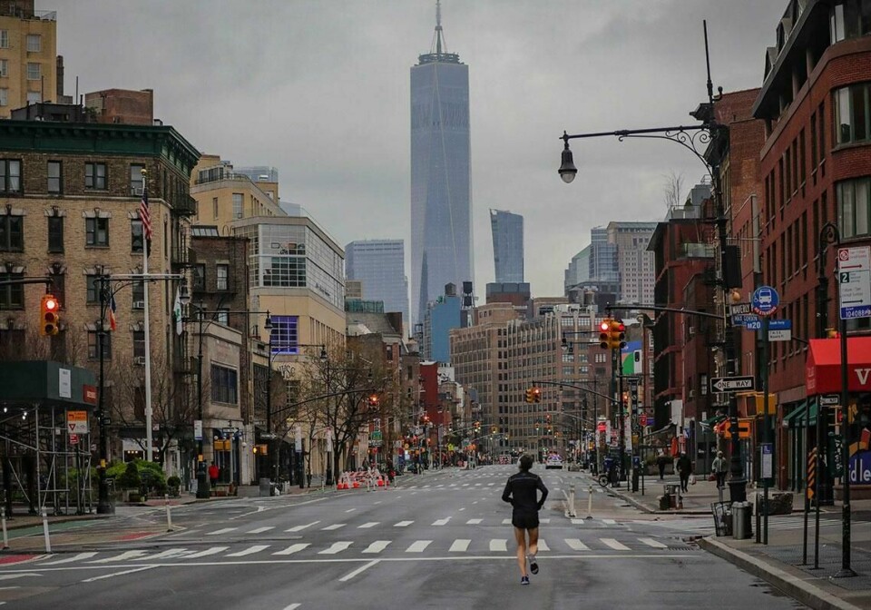 TOMT: Folk i storbyen New York holder seg inne. Bare en ensom jogger var ute på 7. aveny sist lørdag.