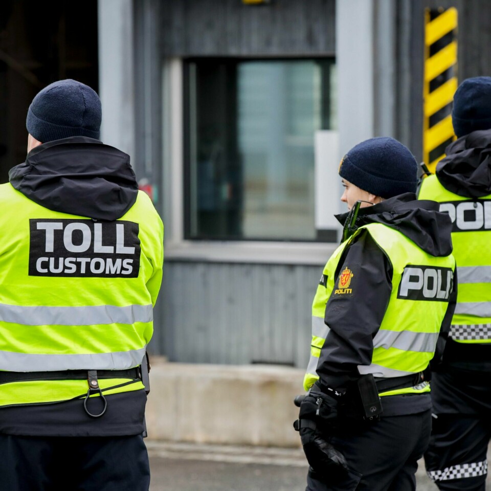STRENGT: Det er strengere regler i Norge nå. Årsaken er viruset korona. Mange er enige i at det bør være strenge regler nå.