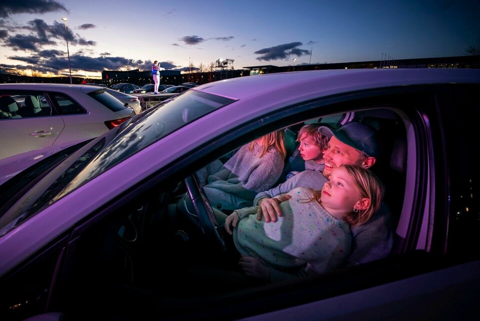 KONSERT: Familien Søgaard fra Ås koser seg i bilen mens gruppa Klovner i Kamp underholder. Oslo 20200401. 
Familien Søgaard fra Ås koser seg i bilen mens Hiphop-gruppa Klovner i Kamp synger for dem og 200 andre biler under Norges første en Drive-Inn konsert på en parkeringsplass i Lillestrøm. Korona-krisen sørger for at artist-Norge stadig finner på nye kreative metoder for å holde konserter.
Foto: Heiko Junge / NTB scanpix NTB kultur