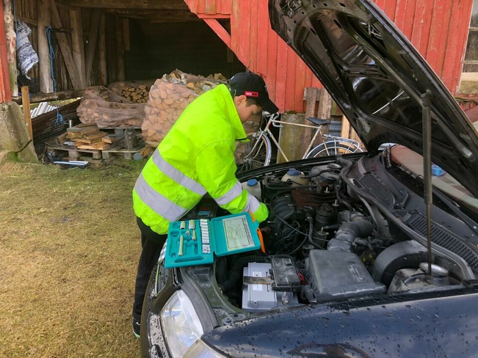 FIKSER: 12 år gamle Isak mekker på en bil. Det er mye læring i sånne ting også, mener foreldrene. Bildet viser 12 år gamle Isak som mekker på en bil. Det er mye læring i sånne ting også, mener foreldrene.