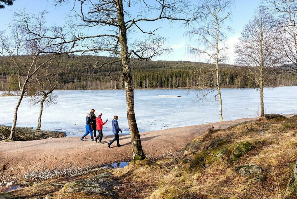 TURVETT: Vi bør holde avstand også når vi er på tur. Nå har det kommet egne regler for turvett og byvett.
