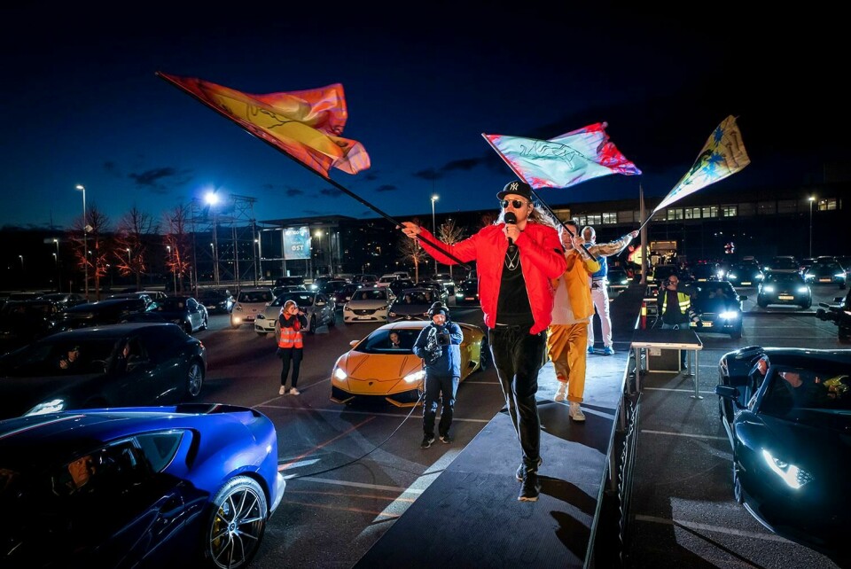 LANG: Scenen strekte seg 50 meter ut på parkeringsplassen, Hiphop-gruppen Klovner i Kamp synger for publikum i 200 biler under Norges første Drive-In Live-konsert på en parkeringsplass i Lillestrøm. Korona-krisen sørger for at artist-Norge stadig finner på nye kreative metoder for å holde konserter. Foto: Heiko Junge / NTB scanpix NTB kultur