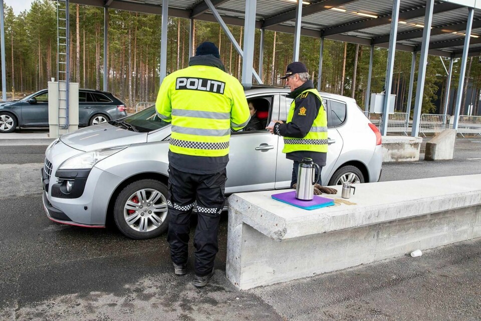 SJEKKER: Politiet sjekker folk i bil som krysser grensa fra Sverige.