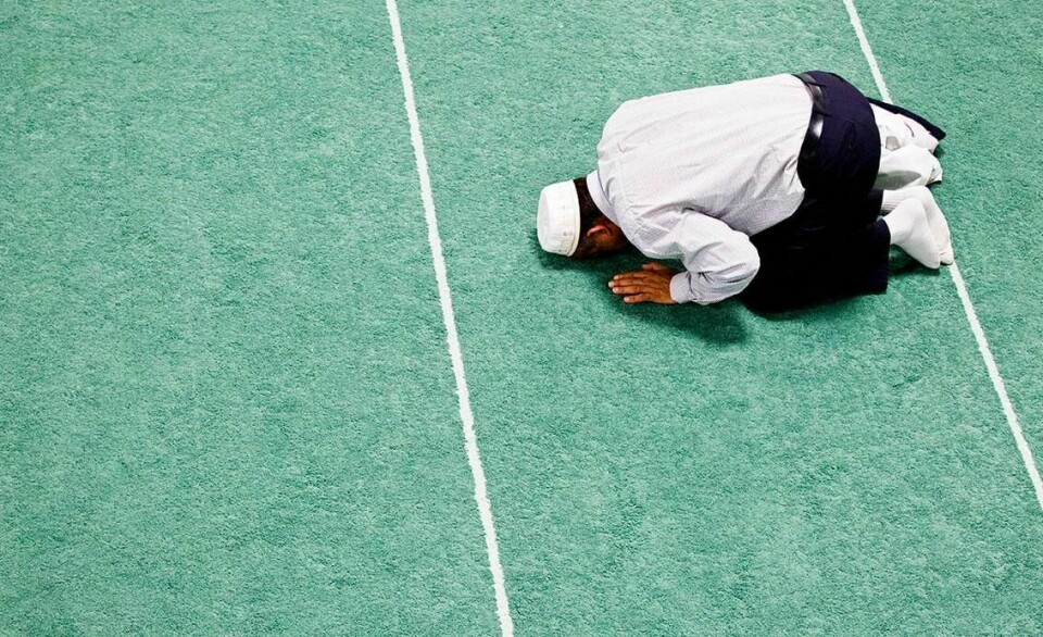 RAMADAN: Denne uka starter muslimenes fastemåned. Bildet viser en mann som ber under ramadan. Denne uka starter muslimenes fastemåned. Folk bør drikke vann under fasten, mener immunolog.