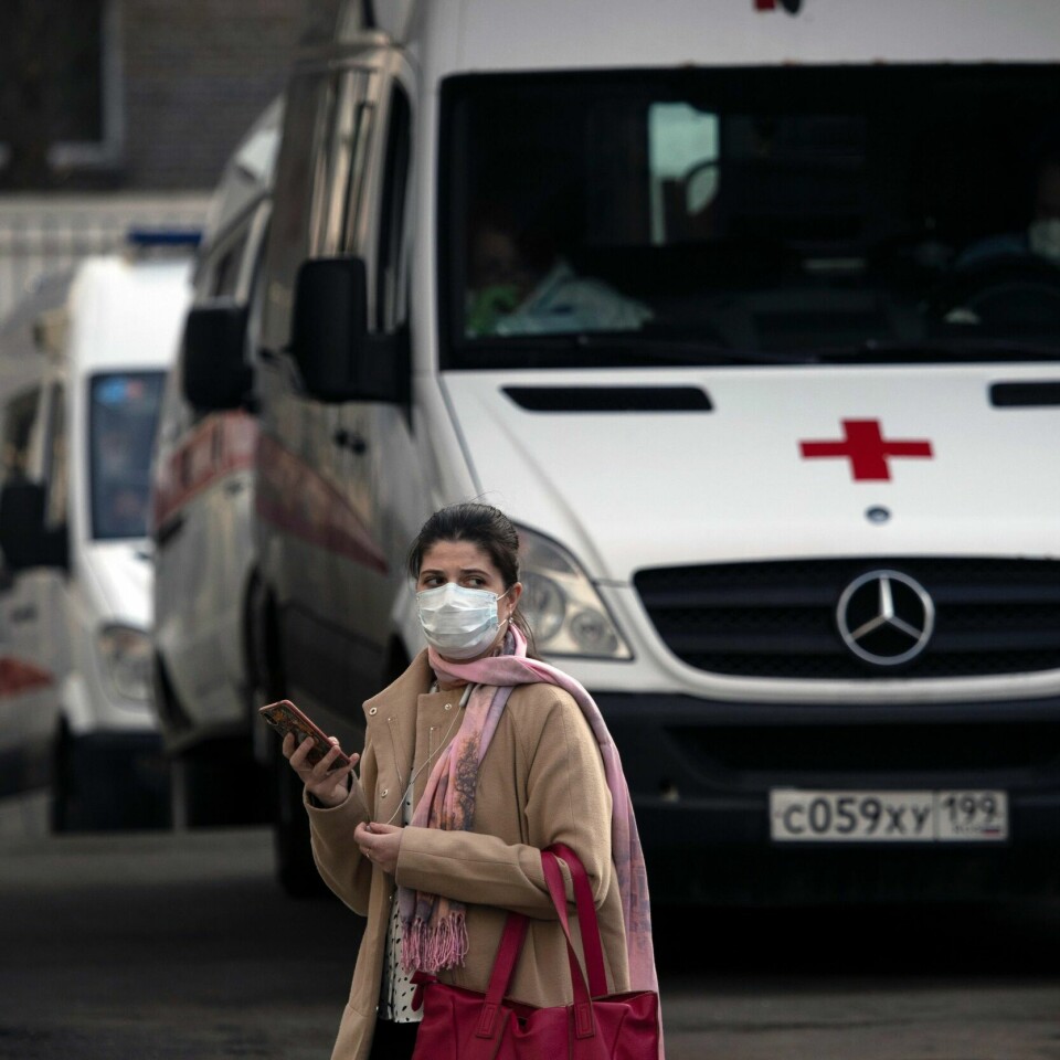KØ: Ambulanser står i kø i Russland. Sykehusene får inn flere folk med viruset korona enn de klarer å behandle.