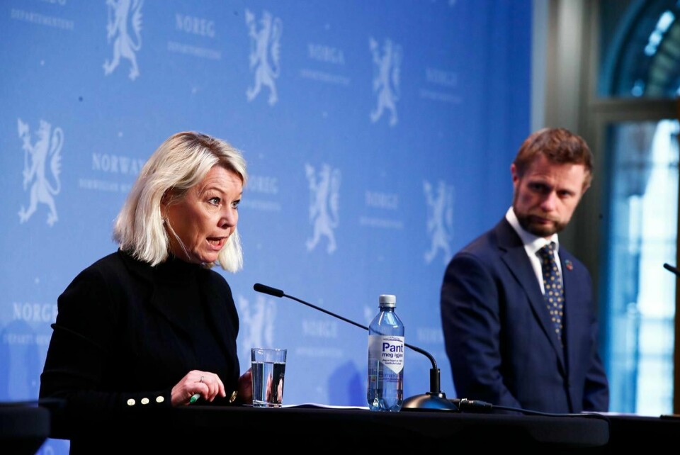 RÅD: Både justisminister Monica Mæland og Bent Høie ba folk fortsette å følge rådene for å hindre smitte med korona.