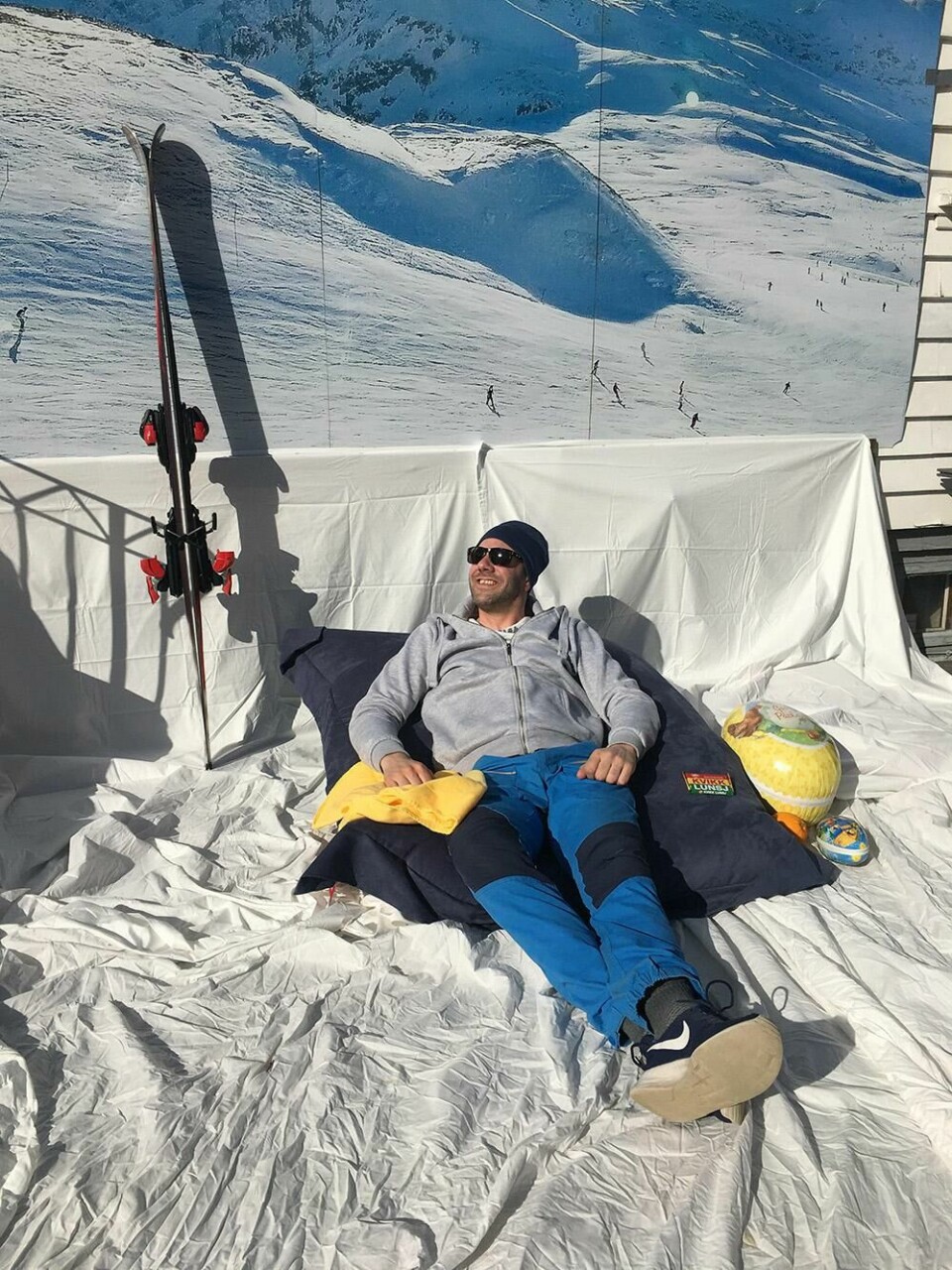 KOS: Pappa Øystein tar en fortjent afterski i sola. KOS: Pappa Øystein tar en fortjent afterski i sola.