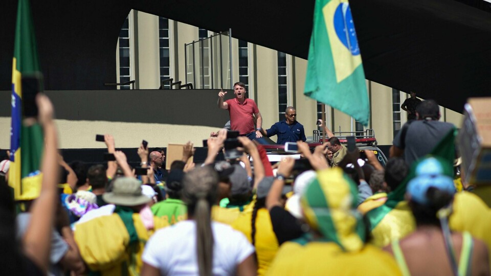 TALTE: President Jair Bolsonaro talte til folk i Brasil. De demonstrerte mot korona-regler søndag.