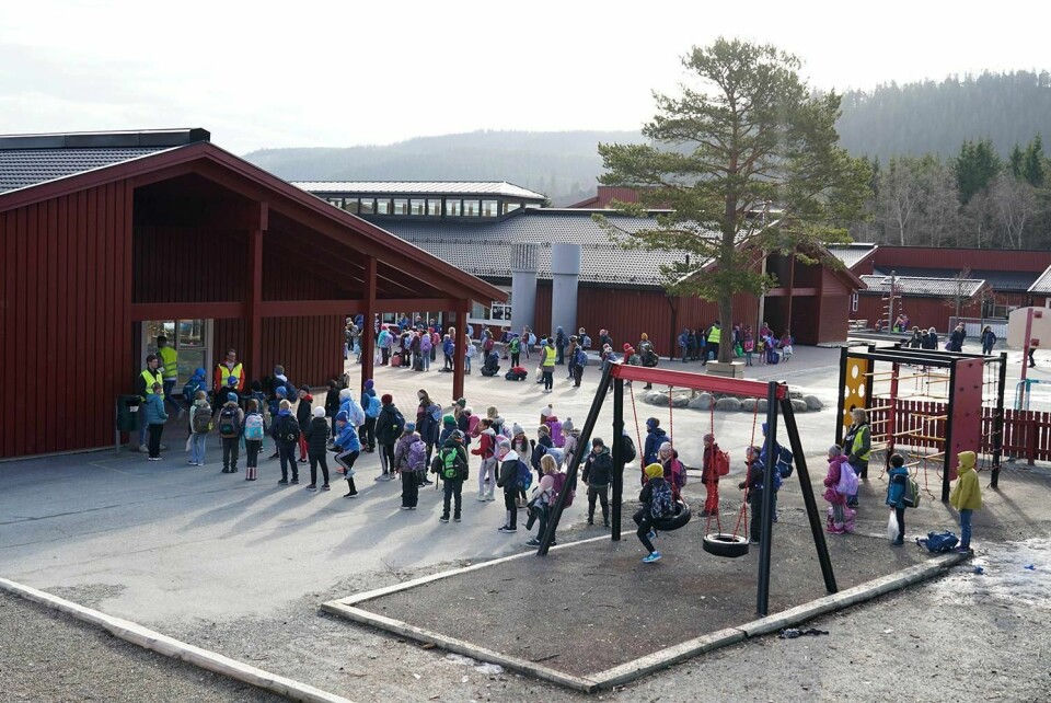 TILBAKE: 250.000 elever var tilbake på skolen mandag. Mange møtte opp ute for beskjeder fra læreren.