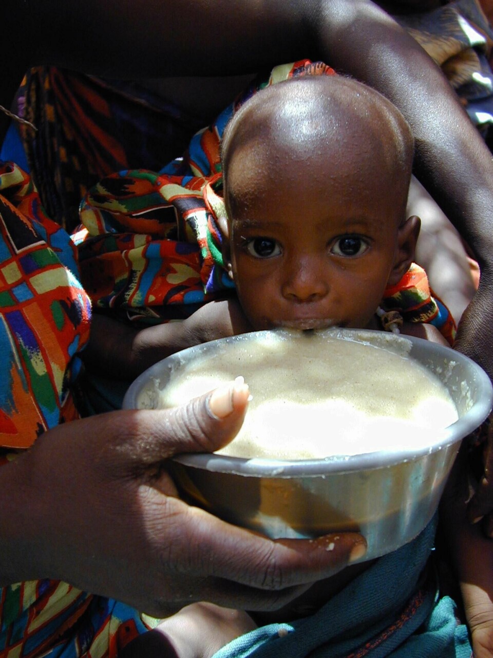 GODE, ETIOPIA 20000429: 16 millioner mennesker står ifølge FN overfor en sultkatastrofe på Afrikas horn, og bareet fåtall - som denne lille jenta i Gode i Etiopia - har til nå fått den hjelpen de så desperattrenger. Andre nyheter fortrenger meldingene om sultkatastrofen. (Baby får mat.)Foto: Nils-Inge Kruhaug / SCANPIX GODE, ETIOPIA 20000429:
16 millioner mennesker står ifølge FN overfor en sultkatastrofe på Afrikas horn, og bare
et fåtall - som denne lille jenta i Gode i Etiopia - har til nå fått den hjelpen de så desperat
trenger. Andre nyheter fortrenger meldingene om sultkatastrofen. (Baby får mat.)
Foto: Nils-Inge Kruhaug / SCANPIX