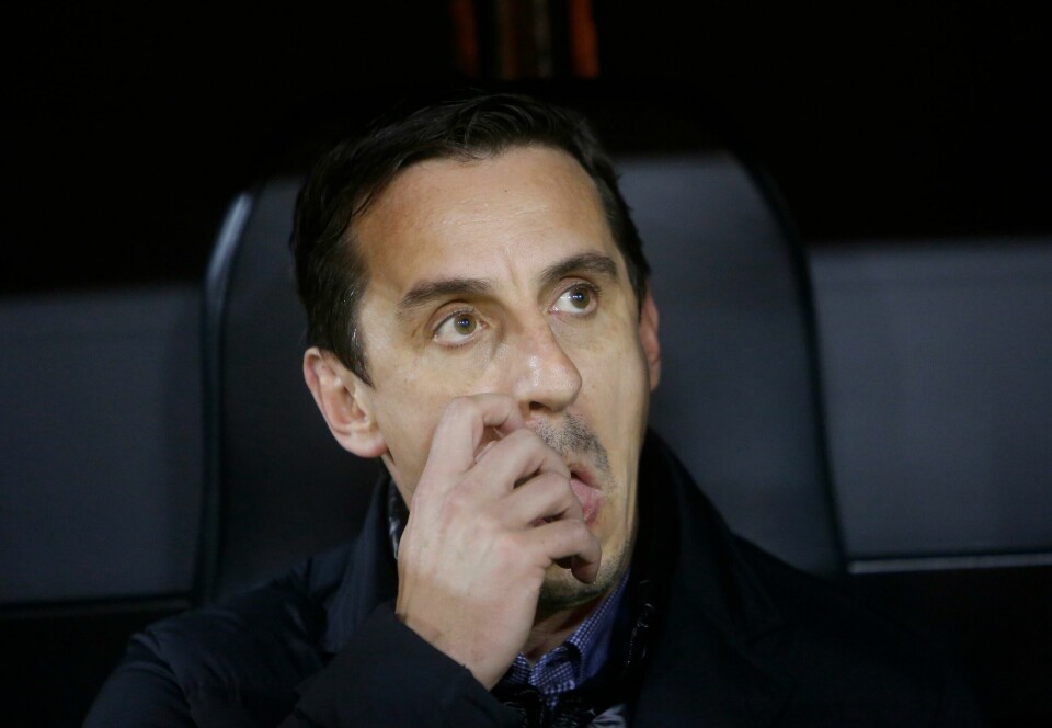 UENIG: Gary Neville sier det bør være pause fra fotball i flere måneder. Den tidligere fotballspilleren er uenig med de som mener det kan spilles kamper fra juni. Han mener at det viktigste nå er å unngå mer smitte. Bildet er av Gary Neville. Han klør seg under nesa.