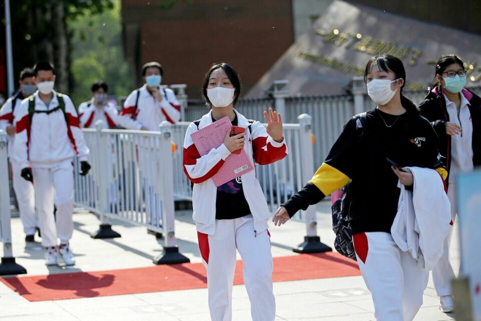 STUDERER: Studenter i Bejing i Kina fikk mandag lov til å gå på skolen igjen. Bildet viser elever med munnbind.