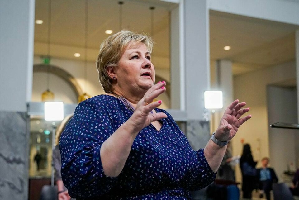 ADVARER: Folk må ikke tro at faren er over. Vi må fortsatt følge regler om smittevern, sier statsminister Erna Solberg.