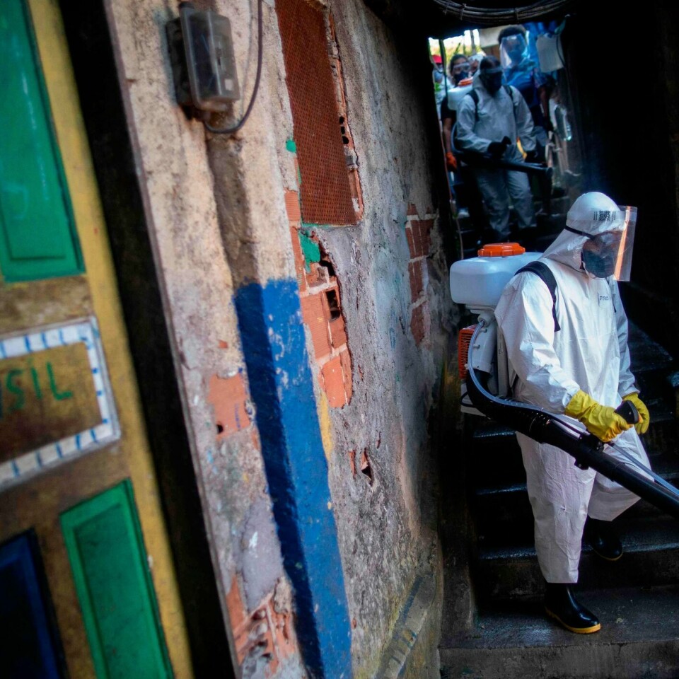 SLUM: Frivillige gjør folk hjem i slummen rene for virus. Brasils slum-områder kalles også favela. Her er de i en favela i byen Rio de Janeiro.