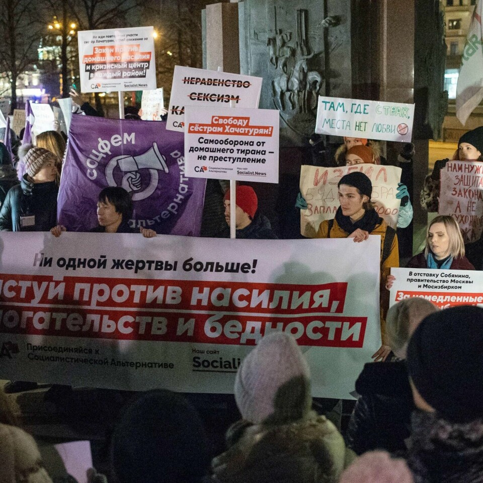 PROTESTERER: Folk protesterer mot vold i hjemmet i Moskva i Russland. Bildet ble tatt i november i fjor.