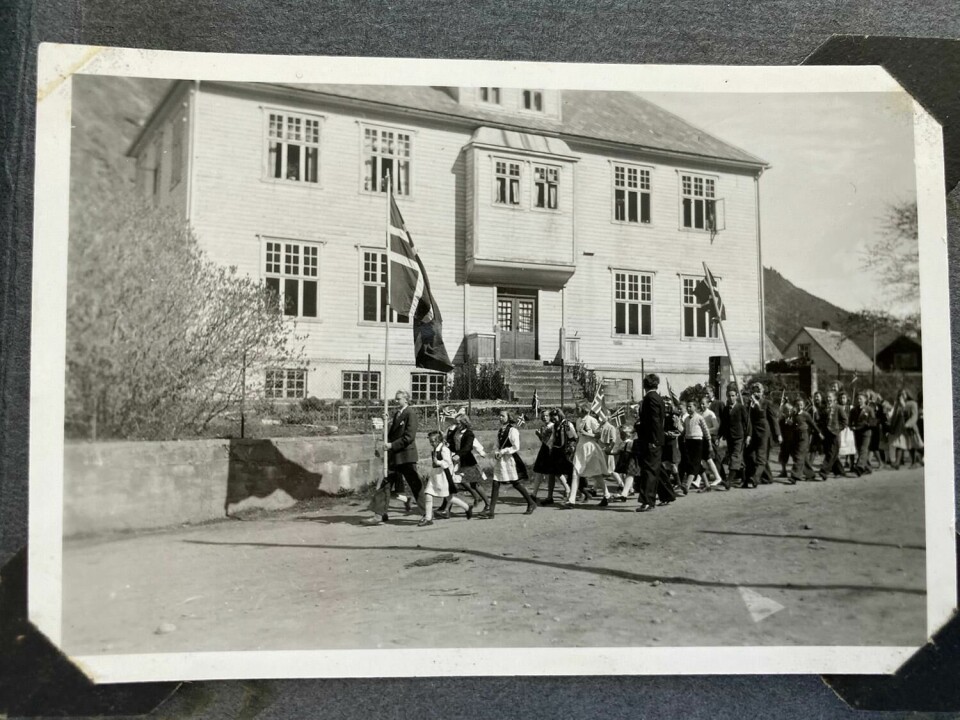 FEIRING: 17.mai-tog på Årdalstangen i 1947. Toget passerer skolehuset. Der bodde Tøren Westerheim Fiveland og familien. FEIRING: 17.mai-tog på Årdalstangen i 1947. Toget passerer skolehuset. Der bodde Tøren Westerheim Fiveland og familien.