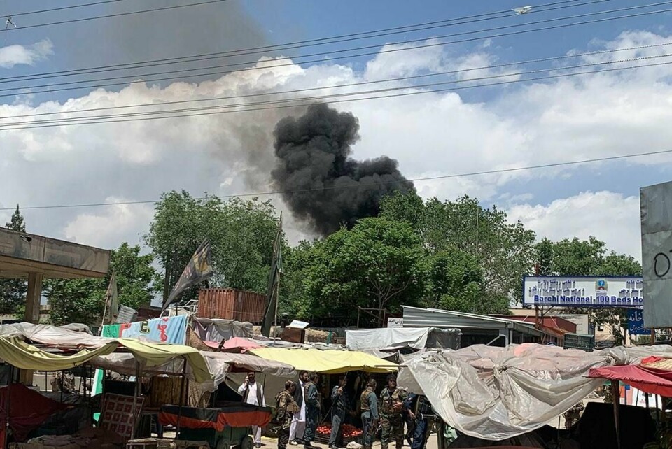 ANGREP: Svart røyk stiger fra et sykehus i Kabul. Menn med våpen angrep sykehuset tirsdag.