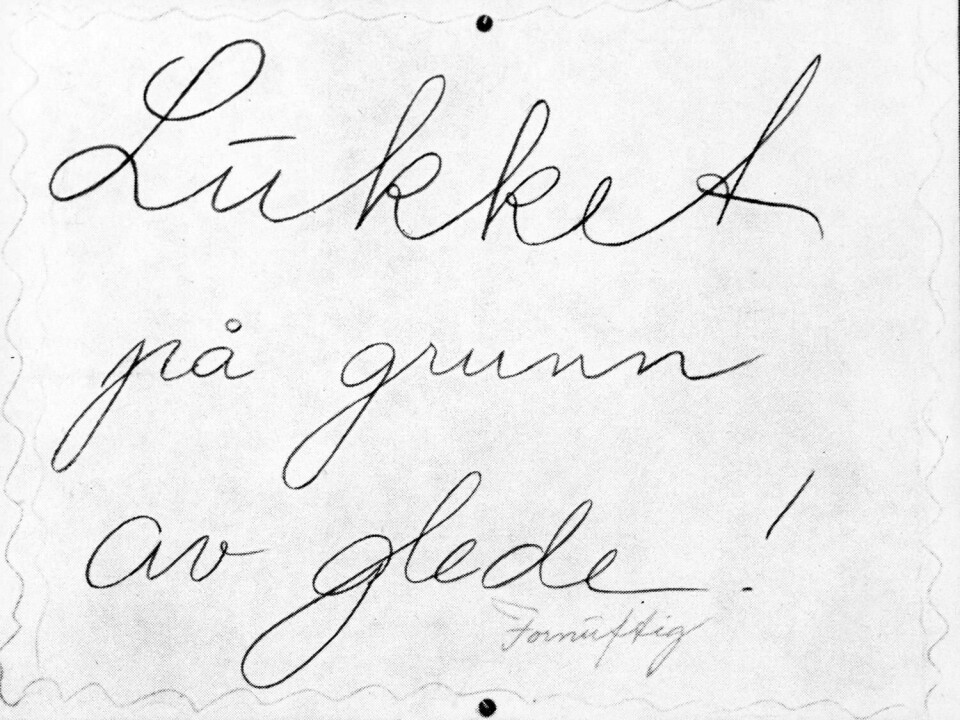 SKILT: Folk stengte butikkene og laget dørskilt. De skulle feire friheten. Fem år med krig og okkupasjon av Norge var over. Freden kom 8.mai 1945.