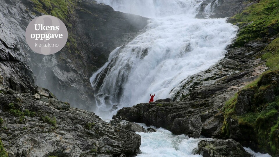 FOSS: Flåmsbana stopper ved Kjosfossen i Aurland. Der kan folk ta bilde av en dame som spiller huldra. Bildet viser huldra ved Kjosfossen i Aurland.
