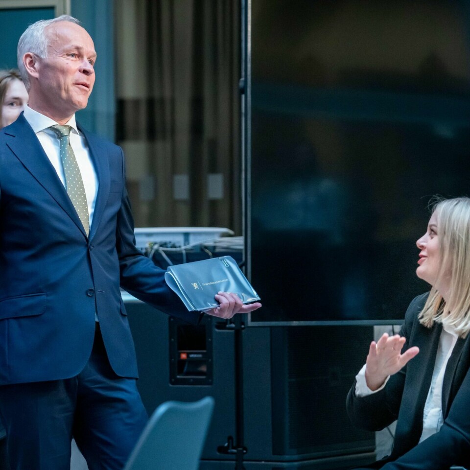 FINANSMINISTER: Jan Tore Sanner er Norges finansminister. Tirsdag legger han fram revidert nasjonal-budsjett. Her snakker han med oljeminister Tina Bru.