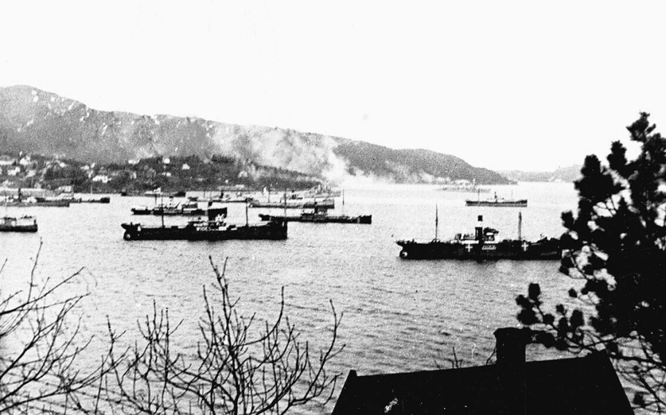 INVASJONEN: Det var kamper på havnen i Bergen 9. april 1940. I bakgrunnen stiger det røyk fra den tyske krysseren Königsberg. De andre skipene er blant andre fra Norge, Sverige og Danmark. Bildet viser havnen i Bergen 9. april 1940. Det stiger røyk opp fra den tyske krysseren Königsberg. Den var i kamp med Bergens befestninger.