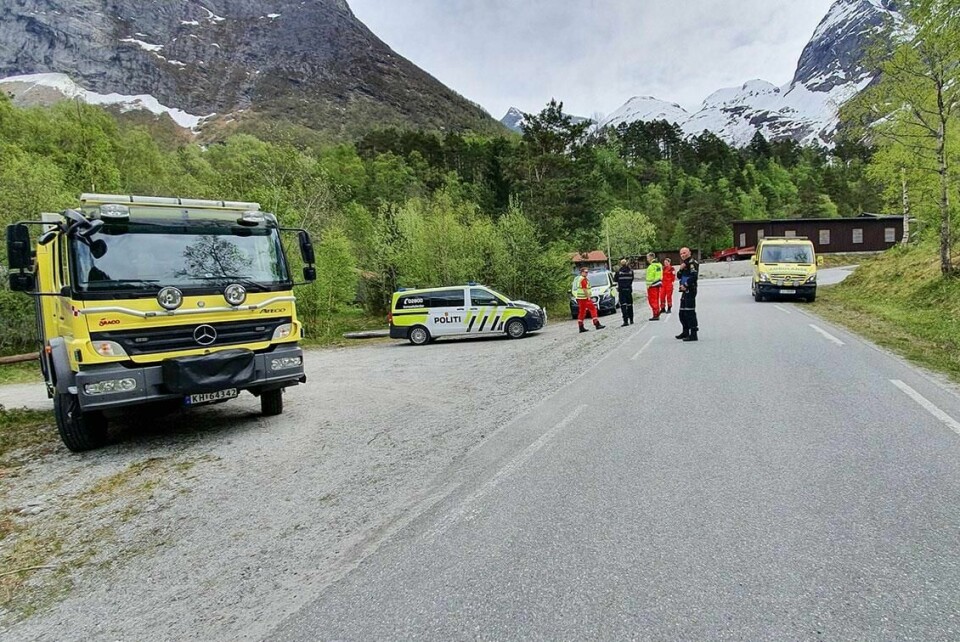 REDNING: Det var en stor rednings-aksjon i Rauma søndag. En mann ble tatt av et snøskred.